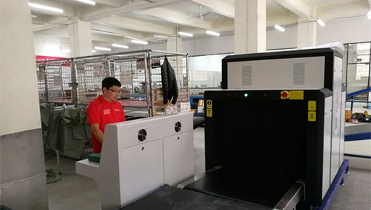 創(chuàng)藝龍安檢機正在檢測物品