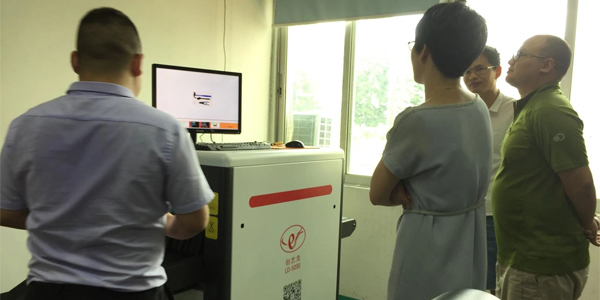 安檢機操作現(xiàn)場